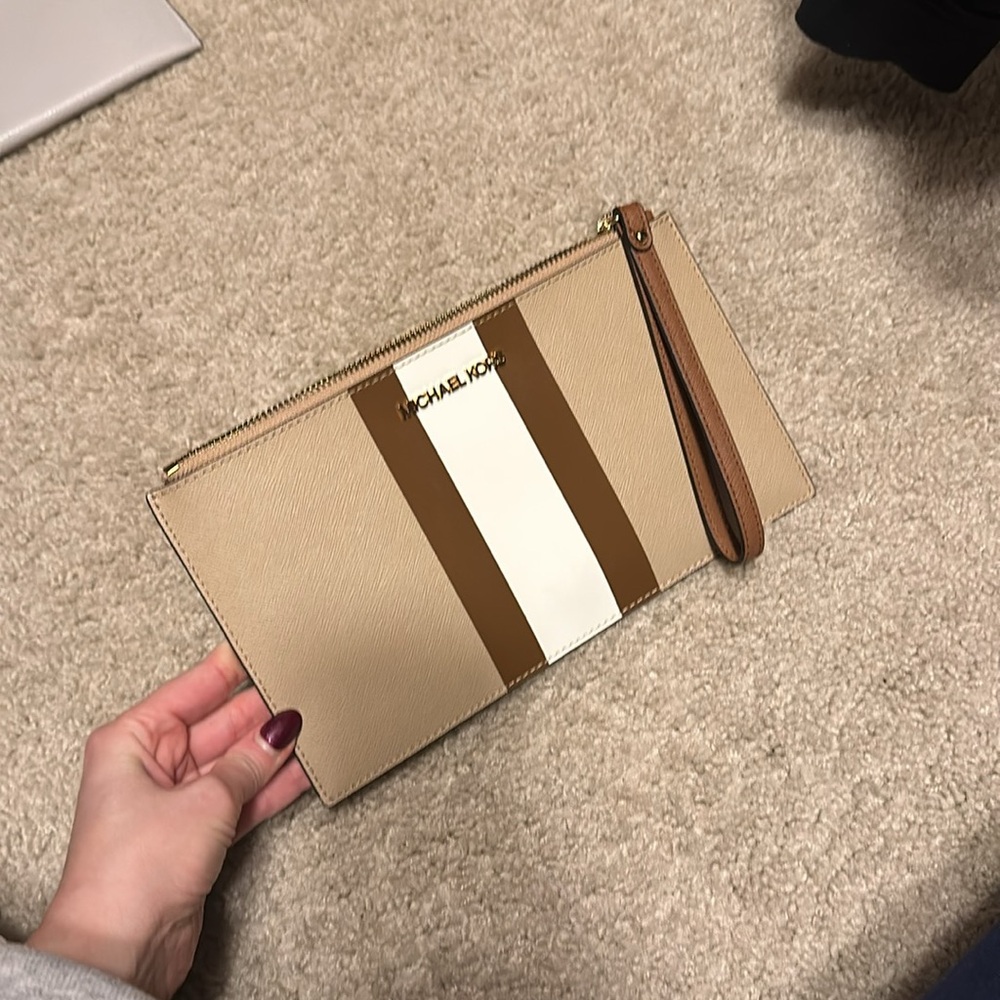 NEW Michael Kors Jet Set Large Zipped Leather MK Clutch Wristlet